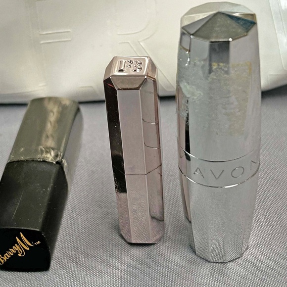 6 EYE PENCILS, 6 LIPSTICKS AND HOLT RENFREW COSMETIC BAG, YVES ROCHER, AVON, ETC - Picture 10 of 16